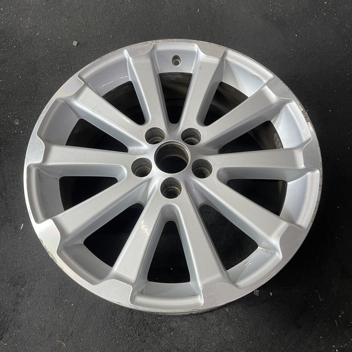 19" VENZA 09-12 19x7.5 Original OEM Wheel Rim - Close-Up Detail