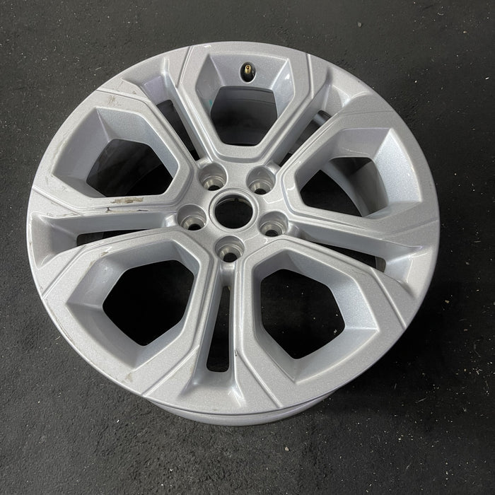 18" DISCOVERY SPORT 20-23 18x8 , Y spoke Original OEM Wheel Rim - Close-Up Detail