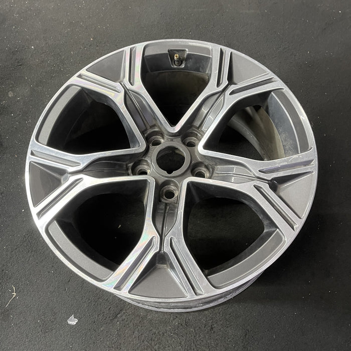 18" STINGER 18-19 18x8 , 5 Y spoke Original OEM Wheel Rim - Close-Up Detail