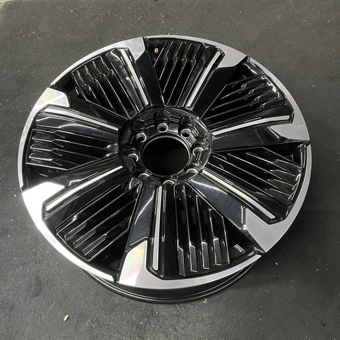 24" ESCALADE IQ 25 , single spoke, gloss black Original OEM Wheel Rim - Close-Up Detail