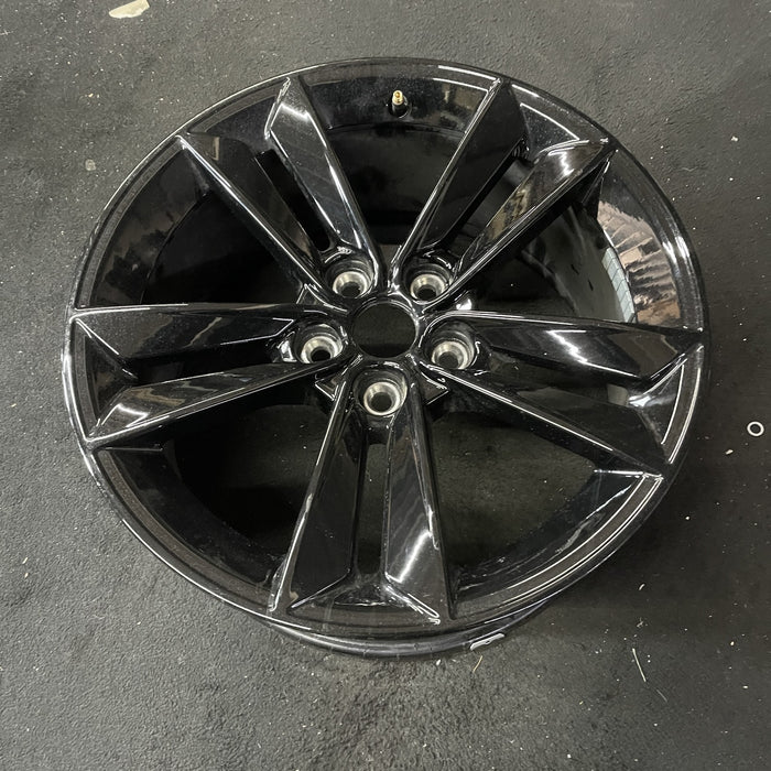 18" MUSTANG 24 18x8.5, Original OEM Wheel Rim - Close-Up Detail