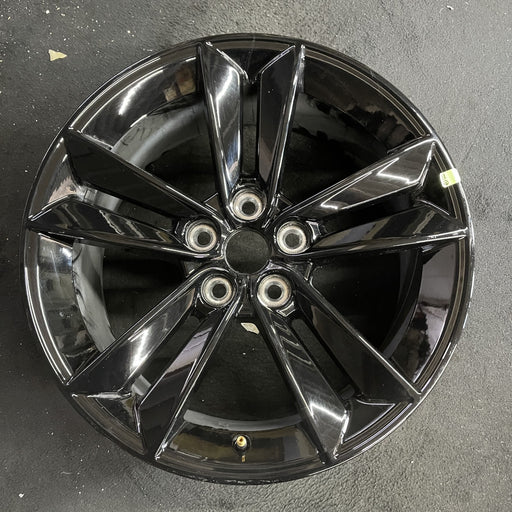 18" MUSTANG 24 18x8.5, Original OEM Wheel Rim - Angle View