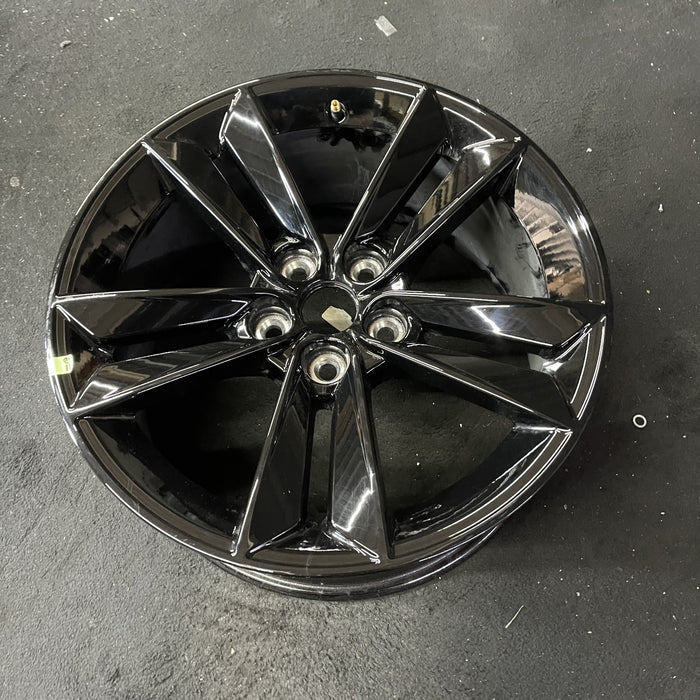 18" MUSTANG 24 18x8.5, Original OEM Wheel Rim - Close-Up Detail