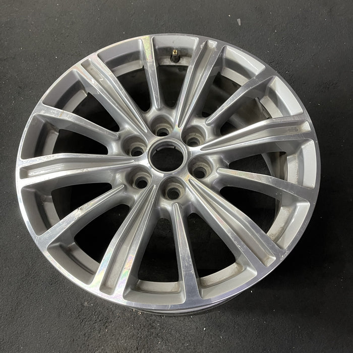 18" XT5 17-19 18x8, Original OEM Wheel Rim - Close-Up Detail