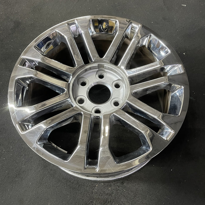 20" ESCALADE 15-20 20x9, Original OEM Wheel Rim - Close-Up Detail