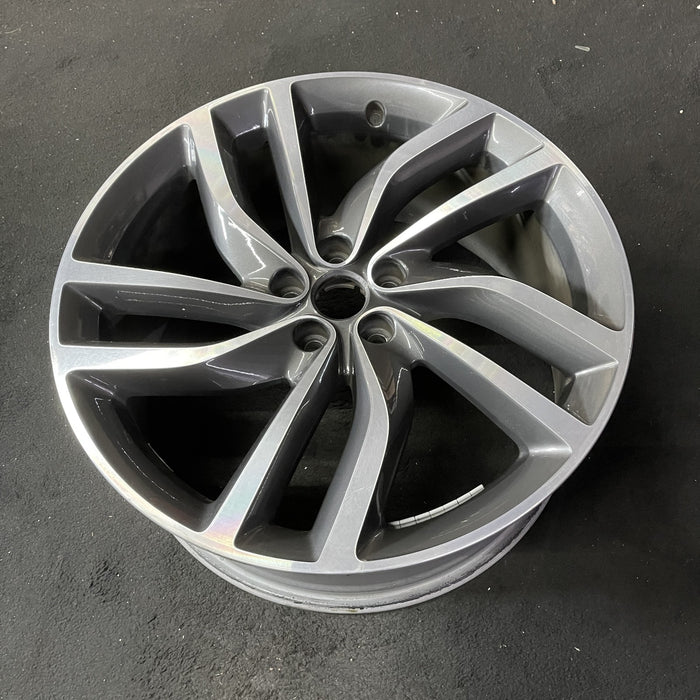 20" XF 16-20 20x8.5 , 5 double spoke, turbine Original OEM Wheel Rim - Close-Up Detail