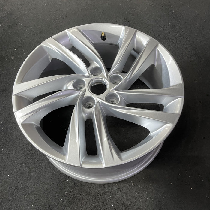 17" ENVISTA 24 17x7.5 Original OEM Wheel Rim - Close-Up Detail