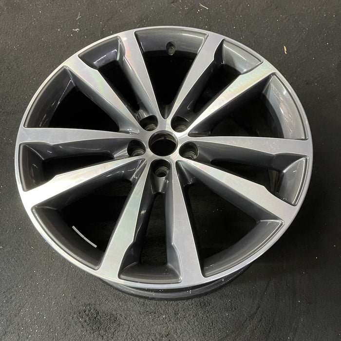 20" F-PACE 17-19 20x8.5 , 5 double spoke, w/notched spoke, machined face - Close-Up Detail