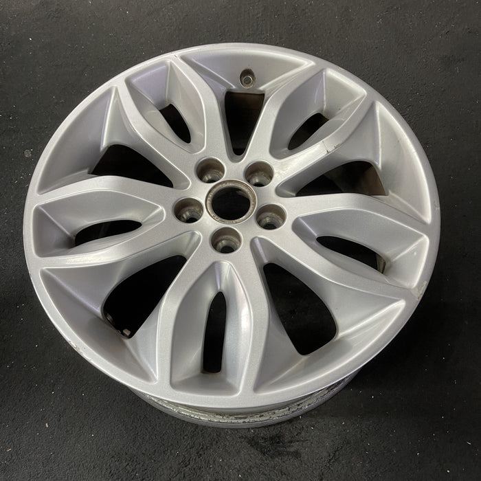 18" LR2 11-15 18x8 , Original OEM Wheel Rim - Close-Up Detail