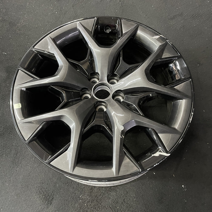 22" TX500h 24 , 5 Y spoke Original OEM Wheel Rim - Close-Up Detail