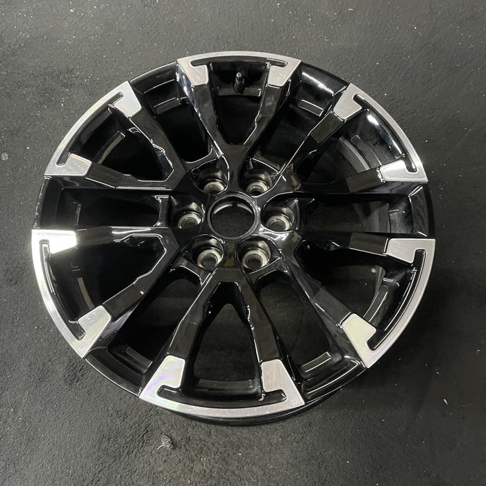 18" TRAVERSE 24 , 18x7.5, gloss black Original OEM Wheel Rim - Close-Up Detail