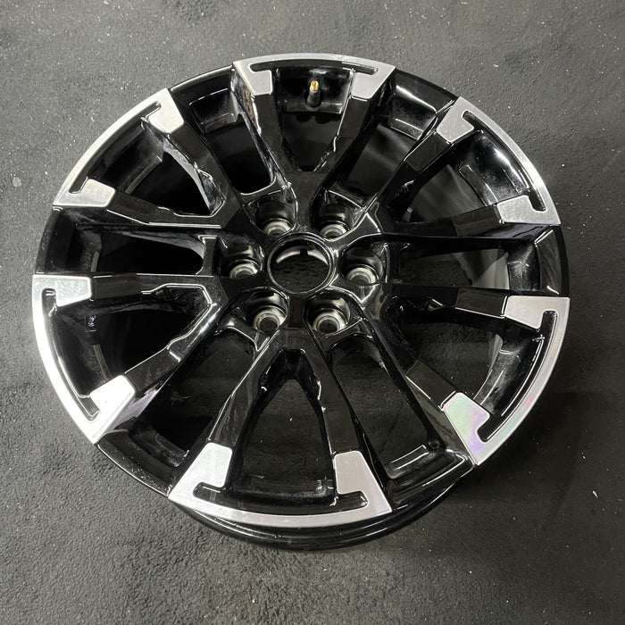 18" TRAVERSE 24 , 18x7.5, gloss black Original OEM Wheel Rim - Close-Up Detail