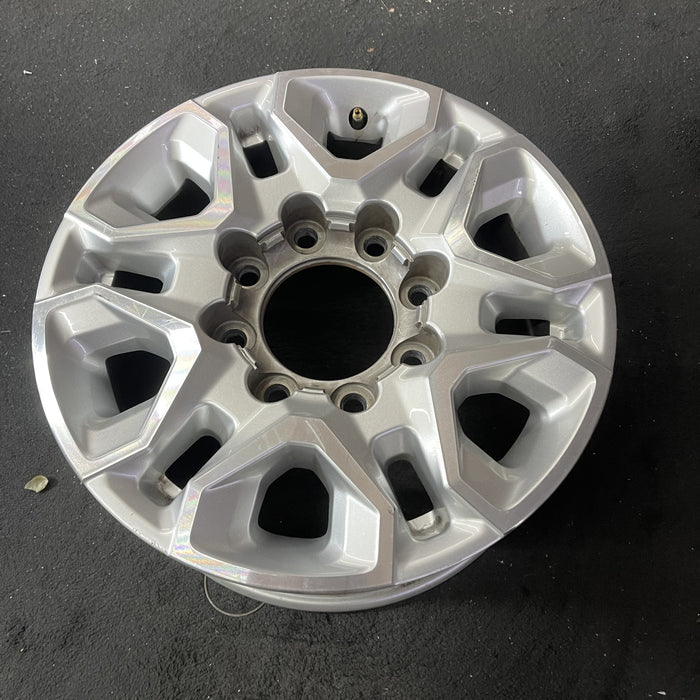 18" SILVERADO 2500 PICKUP 21-24 18x8, aluminum, machined face with silver - Close-Up Detail
