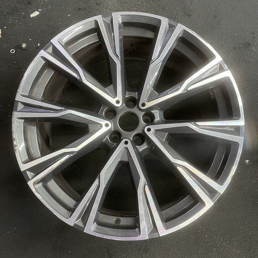 22" X7 19-20 22x9.5, 5 spoke, V spoke, grooved spoke end Original OEM Wheel Rim - Angle View
