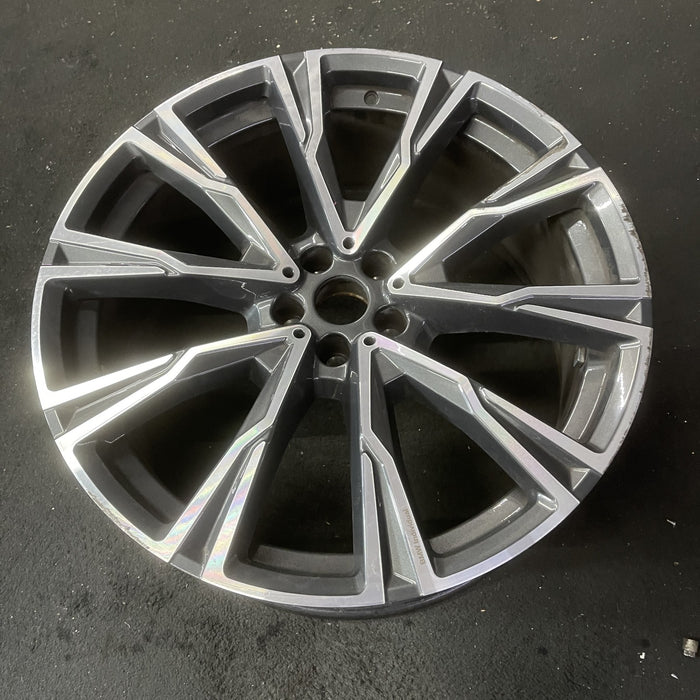 22" X7 19-20 22x9.5, 5 spoke, V spoke, grooved spoke end Original OEM Wheel Rim - Close-Up Detail