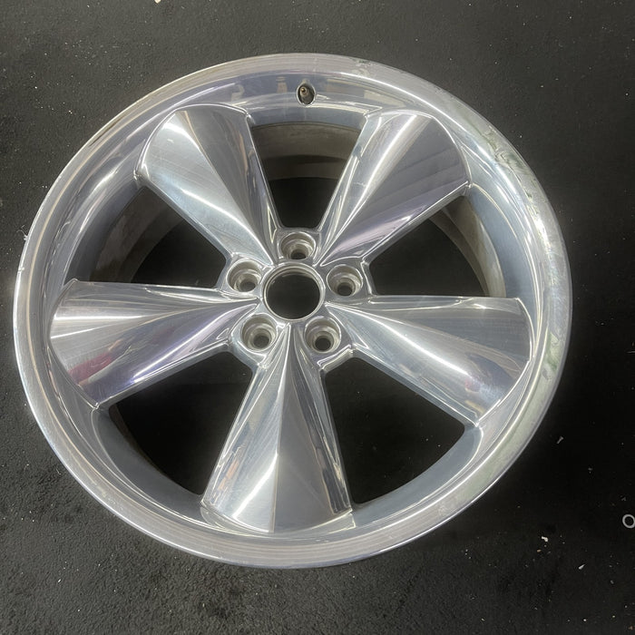 20" CHALLENGER 15-17 20x8 , 5 individual spokes, polished Original OEM Wheel Rim - Close-Up Detail