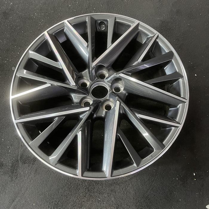 20" TX350 24 20x8, 20 spoke Original OEM Wheel Rim - Close-Up Detail
