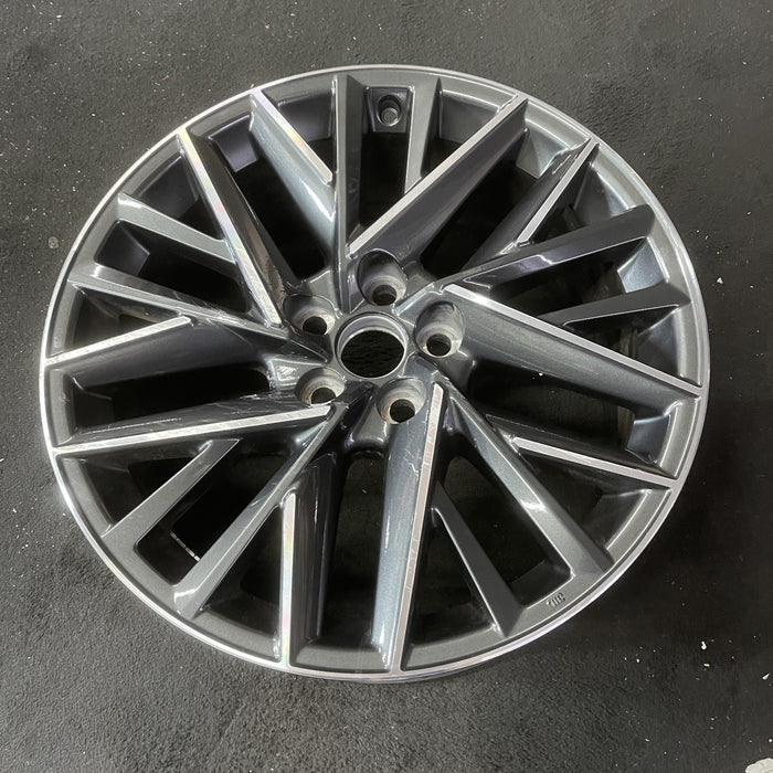 20" TX350 24 20x8, 20 spoke Original OEM Wheel Rim - Close-Up Detail
