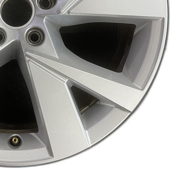 18" ATLAS CROSS SPORT 20-22 18x8 silver Original OEM Wheel Rim - Close-Up Detail
