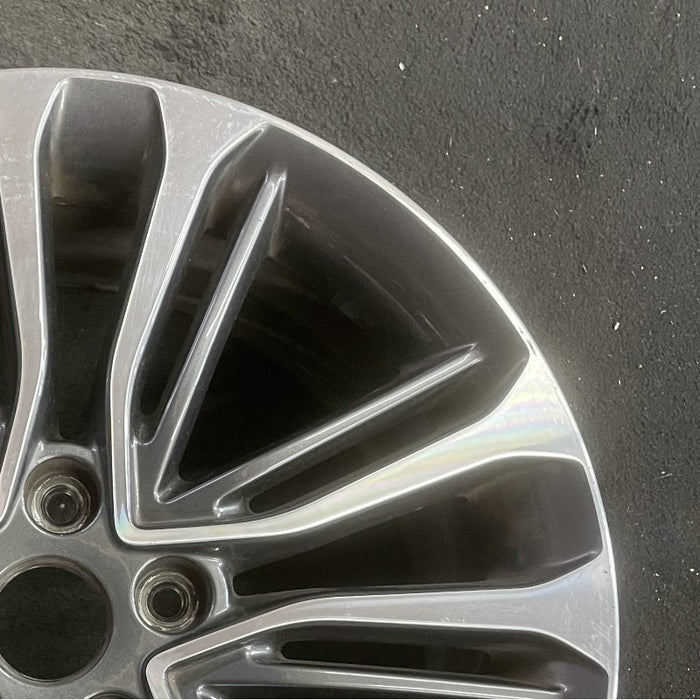18" VELOSTER 16 18x7.5 w/o body color accents; 20 spoke two te Original OEM - Close-Up Detail
