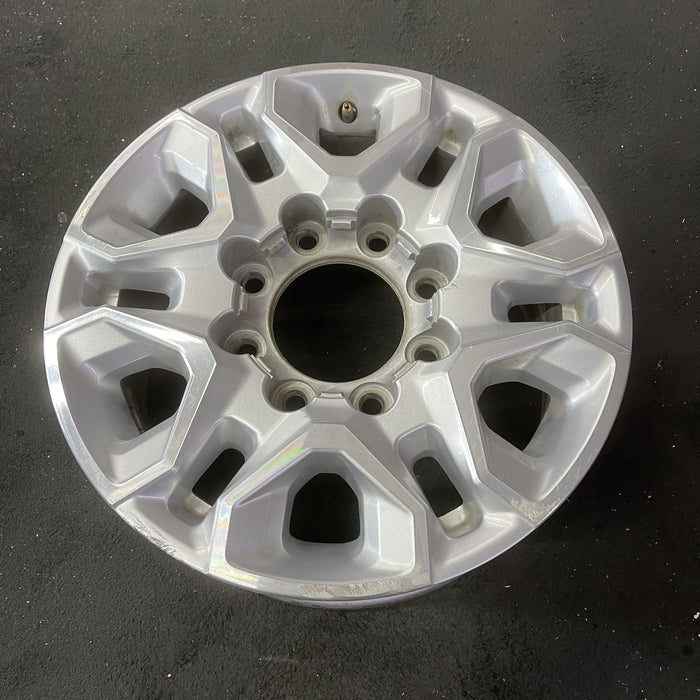 18" SILVERADO 2500 PICKUP 21-24 18x8, aluminum, machined face with silver - Close-Up Detail