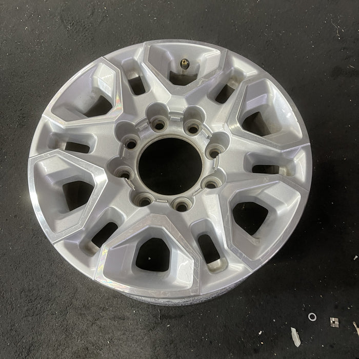 18" SILVERADO 2500 PICKUP 21-24 18x8, aluminum, machined face with silver - Close-Up Detail