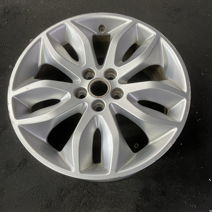 18" LR2 11-15 18x8 , Original OEM Wheel Rim - Close-Up Detail