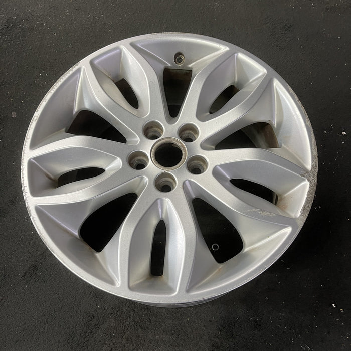 18" LR2 11-15 18x8 , Original OEM Wheel Rim - Close-Up Detail