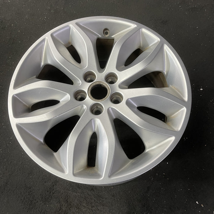18" LR2 11-15 18x8 , Original OEM Wheel Rim - Close-Up Detail