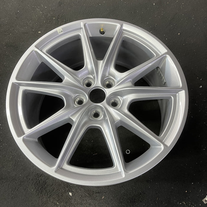 19" MUSTANG 24 19x8.5, , V spoke Original OEM Wheel Rim - Close-Up Detail