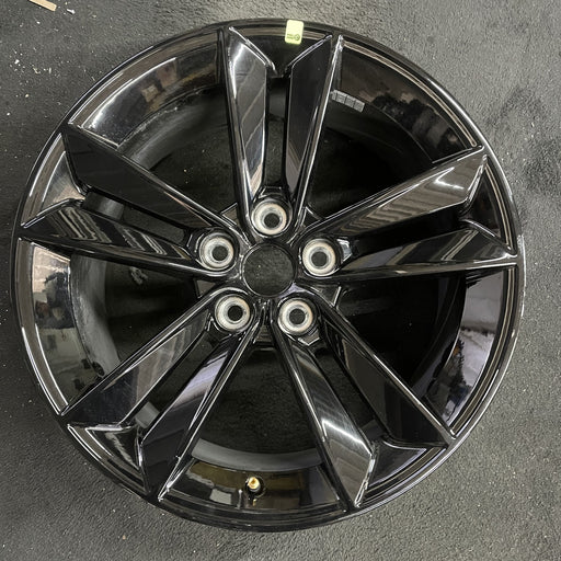 18" MUSTANG 24 18x8.5, Original OEM Wheel Rim - Angle View