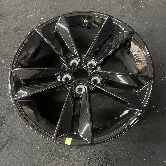 18" MUSTANG 24 18x8.5, Original OEM Wheel Rim - Close-Up Detail