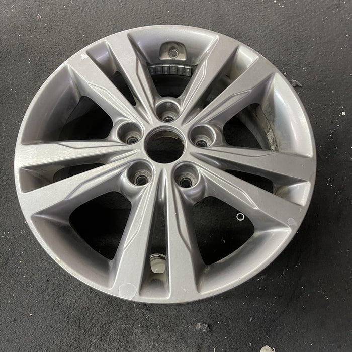 16" ELANTRA 17 16x6.5, alloy, Sdn Original OEM Wheel Rim - Close-Up Detail