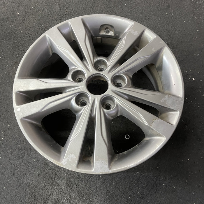 16" ELANTRA 17 16x6.5, alloy, Sdn Original OEM Wheel Rim - Close-Up Detail