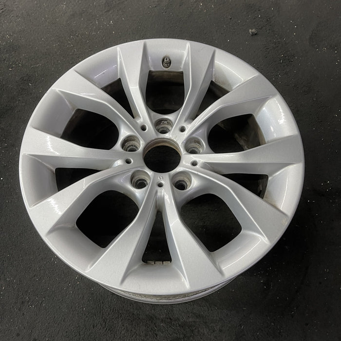 17" BMW X1 12-15 17x7.5, alloy, 5 spoke, V spoke, flat spoke edge Original OEM - Close-Up Detail