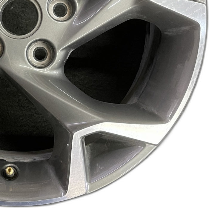 17" TRAX 24 17x7.5 gray opt Q7D Original OEM Wheel Rim - Close-Up Detail