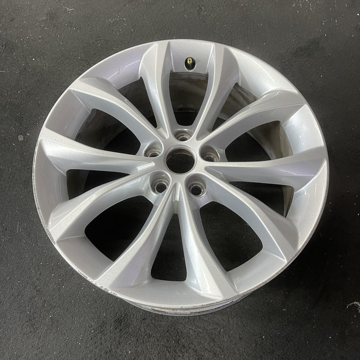 18" XF 17-19 18x8 , 5 V spoke Original OEM Wheel Rim - Close-Up Detail