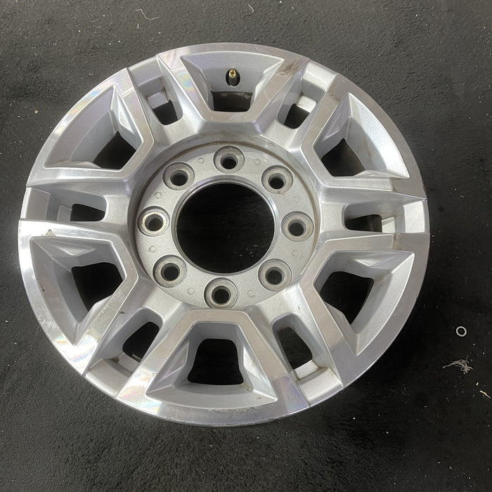 17" SIERRA 2500 PICKUP 20-24 17x7.5, aluminum Original OEM Wheel Rim - Close-Up Detail
