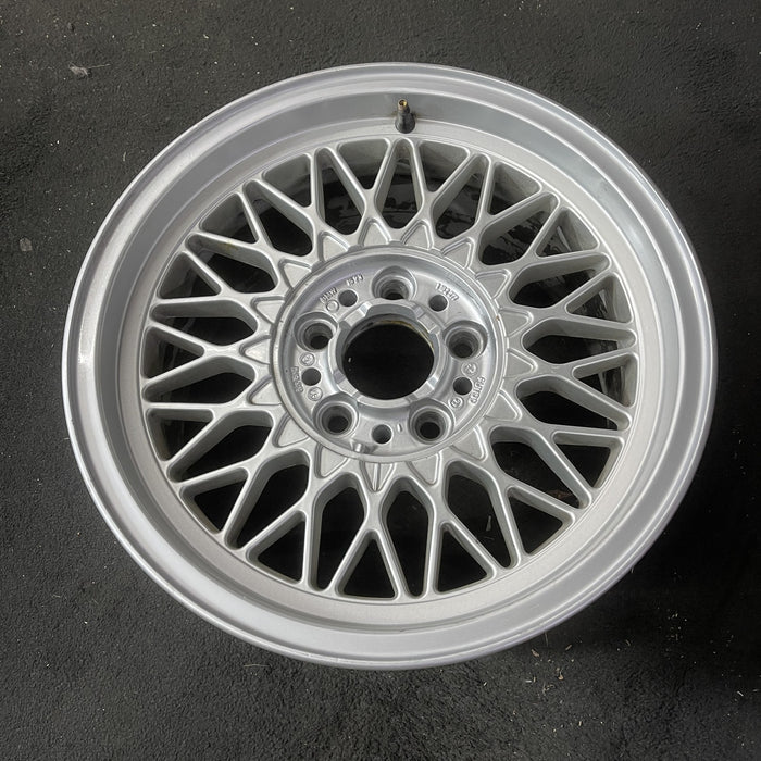 16" BMW 740i 95 , web design Original OEM Wheel Rim - Close-Up Detail