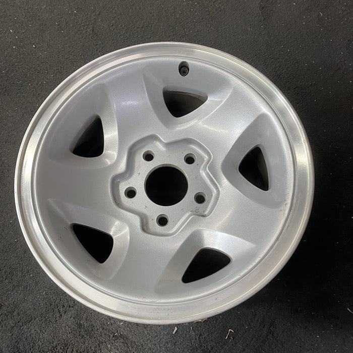 15" BLAZER S10/JIMMY S15 95-97 4x2, 15x7, aluminum, 5 slot Original OEM Wheel - Close-Up Detail