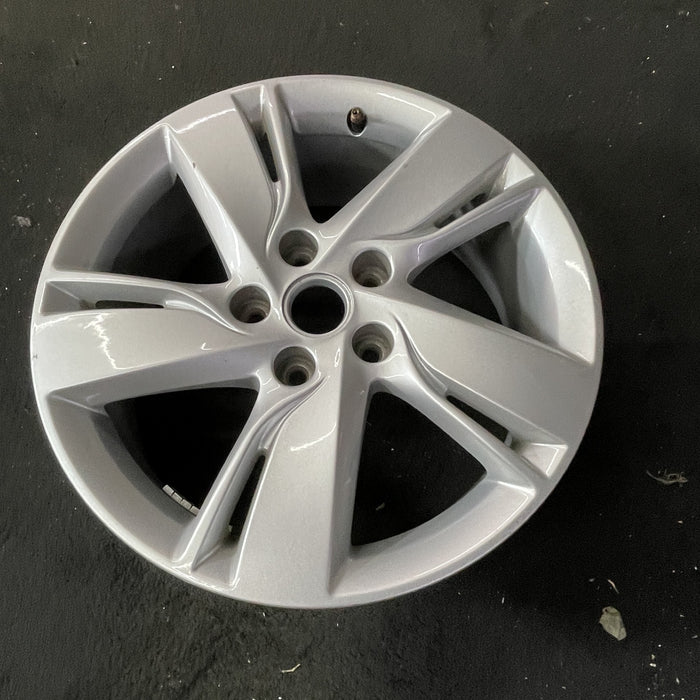 17" CRUZE 14-15 17x7, 5 split spoke Original OEM Wheel Rim - Close-Up Detail