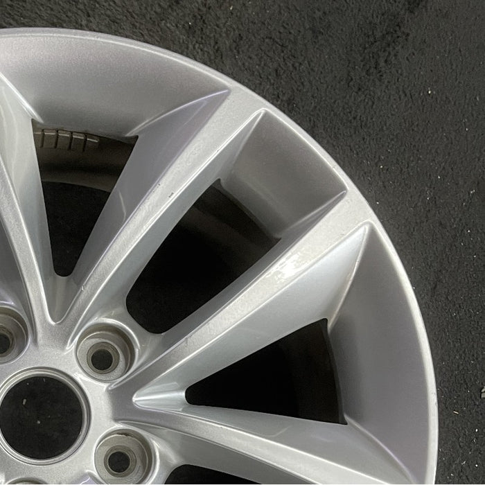 17" SORENTO 16-18 17x7 alloy Original OEM Wheel Rim - Close-Up Detail