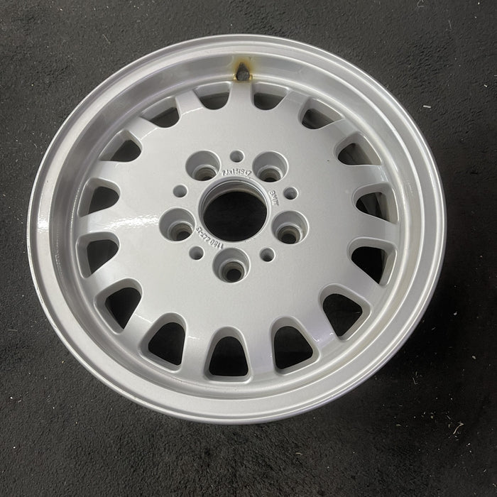 15" BMW 318i 93-99 15x7 , 15 hole Original OEM Wheel Rim - Close-Up Detail