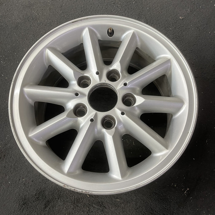 15" BMW 318i 95-99 15x7 , 10 spoke, round spoke Original OEM Wheel Rim - Close-Up Detail