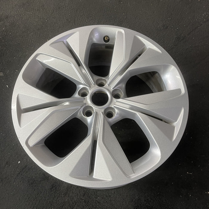 18" XE 20 18x7.5 , 5 slotted spoke Original OEM Wheel Rim - Close-Up Detail