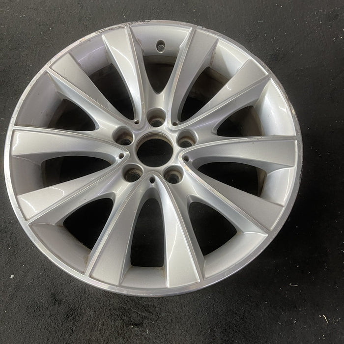 18" BMW 535i GT 10-17 18x8 , 10 spoke, V spoke Original OEM Wheel Rim - Close-Up Detail