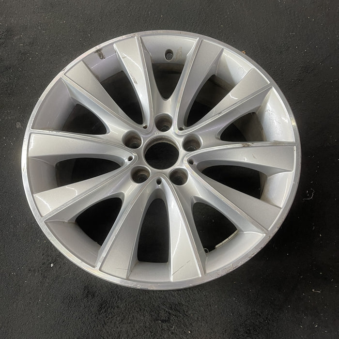 18" BMW 535i GT 10-17 18x8 , 10 spoke, V spoke Original OEM Wheel Rim - Close-Up Detail