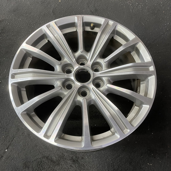 18" XT5 17-19 18x8, Original OEM Wheel Rim - Close-Up Detail