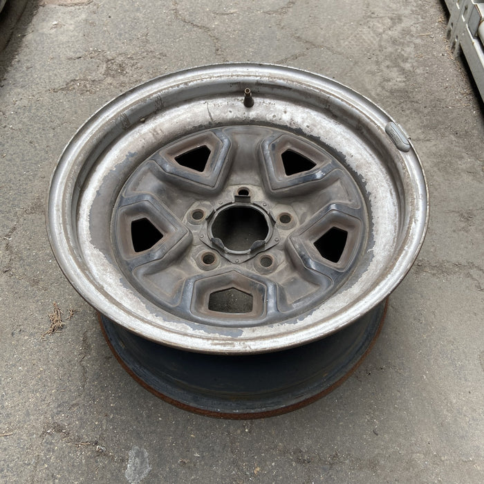 15" BLAZER S10/JIMMY S15 83-87 4x2, 15x7 Original OEM Wheel Rim - Close-Up Detail