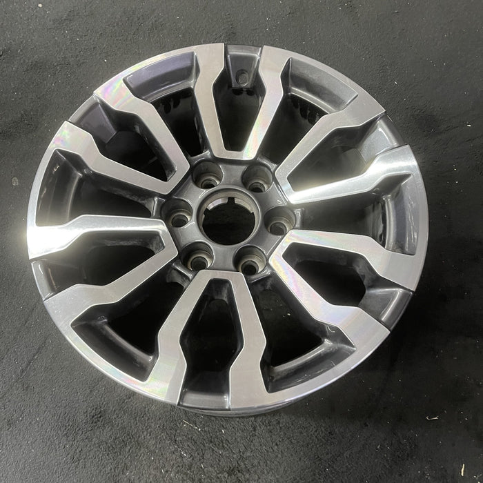 18" SIERRA 1500 PICKUP 19 , 18x8.5, 12 spoke, opt RT5 Original OEM Wheel Rim - Close-Up Detail